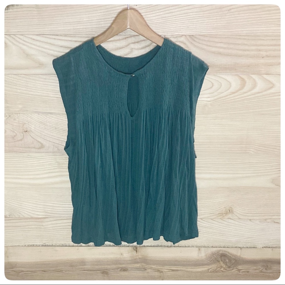 4/$20🛍ANTHROPOLOGIE GREEN SMOCKED SLEEVELESS TOP - Picture 3 of 8